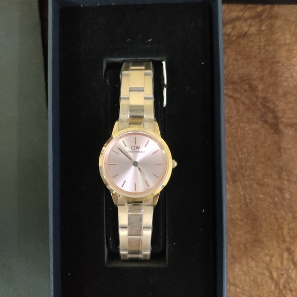 Daniel Wellington - Rose Gold watch - Picture 4 of 13